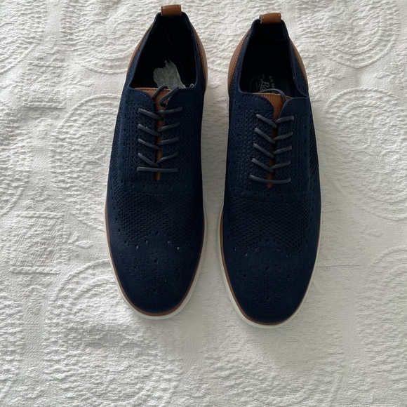 G.H. Bass & Co: NWOT Navy with Brown Leather Trim Lace Up Casual Shoes Size 13.